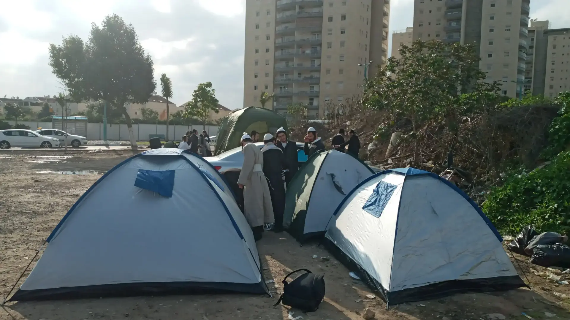 עשרות חסידים של הרב ברלנד הקימו אוהלים במטרה לשהות בשבת מחוץ לכלא ניצן שברמלה. 21 בפברואר 2020 עשרות חסידים של הרב ברלנד הקימו אוהלים במטרה לשהות בשבת מחוץ לכלא ניצן שברמלה. 21 בפברואר 2020