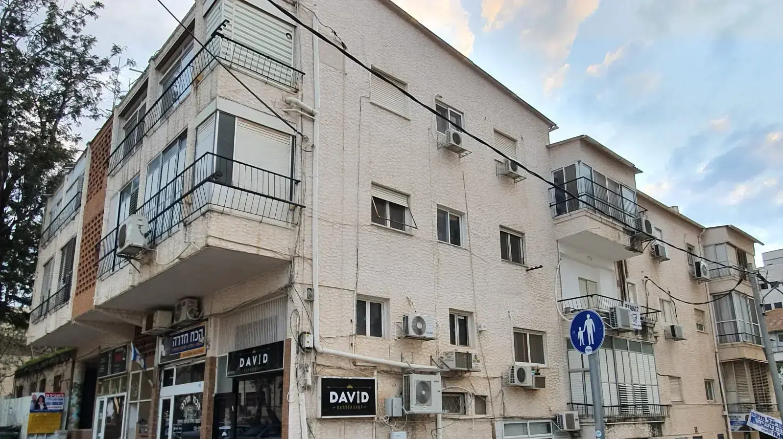 בניין מגוריו של יצחק כהן בחדרה, מי שחשוד בניהול רשת זנות ומבוקש בארצות הברית. 21 בפברואר 2020 בניין מגוריו של יצחק כהן בחדרה, מי שחשוד בניהול רשת זנות ומבוקש בארצות הברית. 21 בפברואר 2020