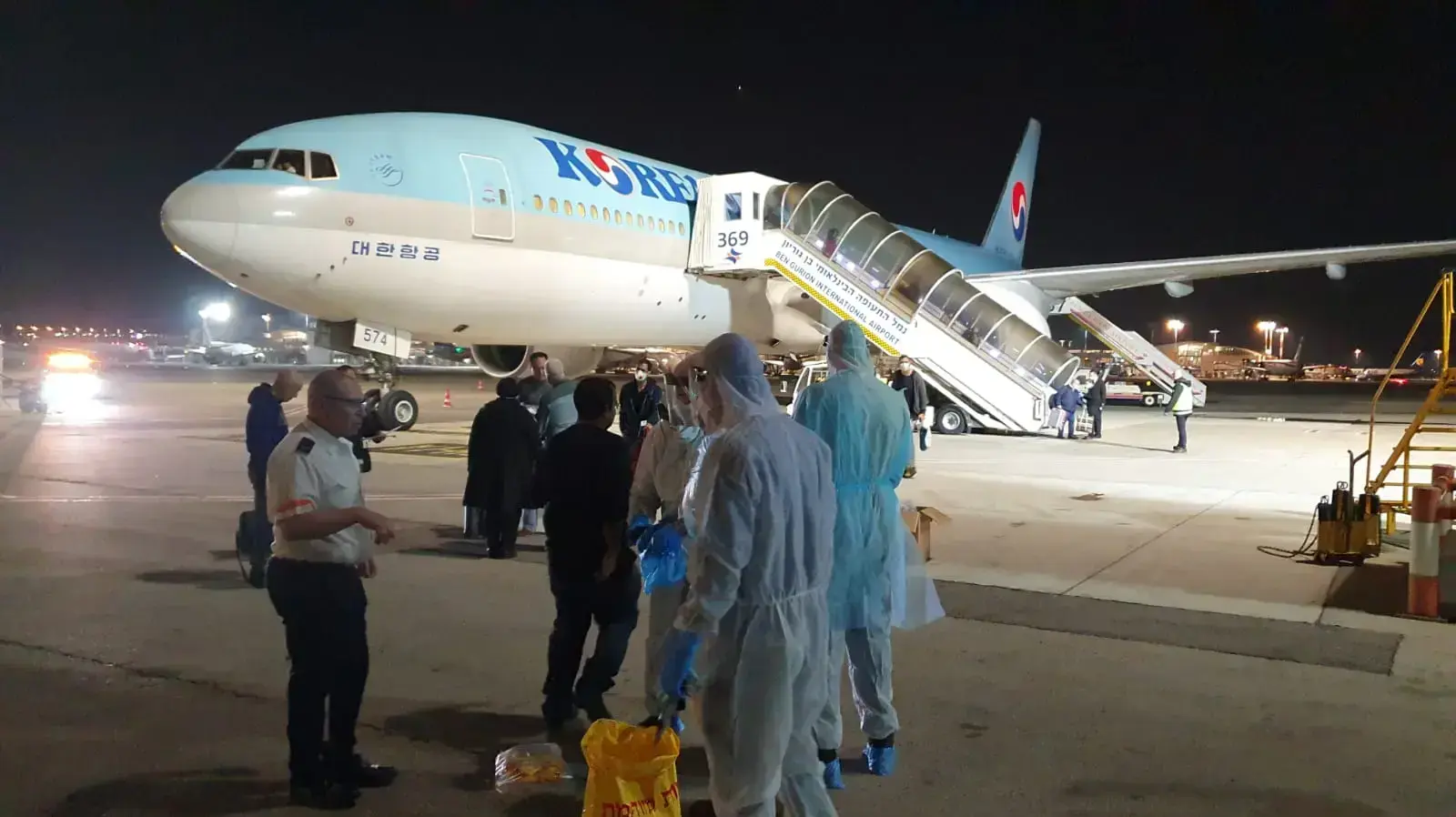 צוות מד"א לקראת הגעת המטוס מקוריאה הדרומית בו יסורבו התיירים להיכנס בשל נגיף הקורונה. 22 בפברואר 2020. צוות מד"א לקראת הגעת המטוס מקוריאה הדרומית בו יסורבו התיירים להיכנס בשל נגיף הקורונה. 22 בפברואר 2020.