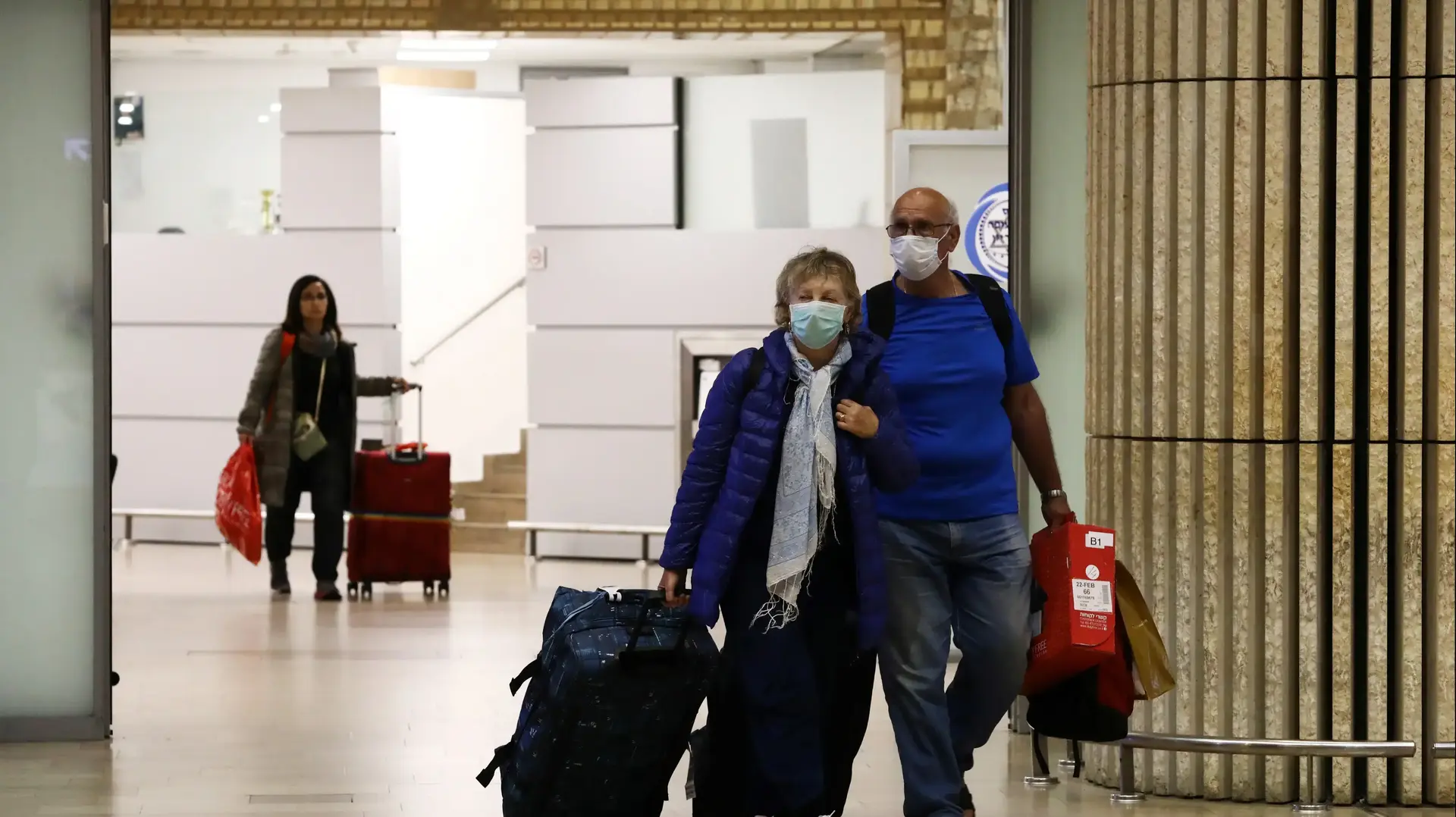 אנשים עם מסיכות מגן בנמל התעופה בן גוריון בשל החשש מנגיף הקורונה. 22 בפברואר 2020. אנשים עם מסיכות מגן בנמל התעופה בן גוריון בשל החשש מנגיף הקורונה. 22 בפברואר 2020.