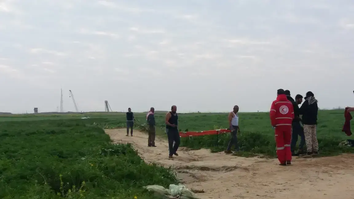 פרמדיקים בצד הפלסטיני סמוך למקום התקרית בה נורו שני פלסטינים שניסו להניח מטען חבלה על גדר המערכת בדרום רצועת עזה. 23 בפברואר 2020