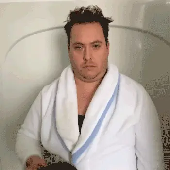 גיף איש שופך על עצמו קנקן קפה או תה גיף איש שופך על עצמו קנקן קפה או תה