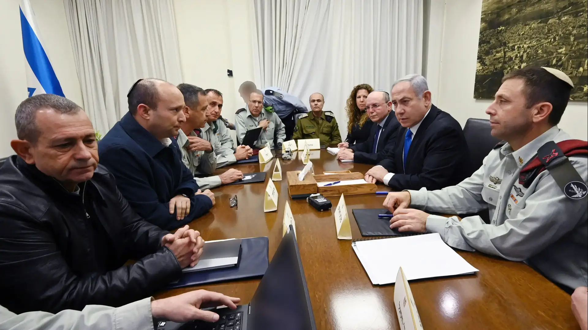 הערכת המצב שהתקיימה בקריה שבתל אביב בעקבות ההסלמה בדרום בהשתתפות ראש הממשלה, בנימין נתניהו, שר הביטחון, נפתלי בנט, הרמטכ״ל, ראש השב״כ, ראש המל״ל, מתאם הפעולות בשטחים ובכירי מערכת הביטחון 23 בפברואר 2020 הערכת המצב שהתקיימה בקריה שבתל אביב בעקבות ההסלמה בדרום בהשתתפות ראש הממשלה, בנימין נתניהו, שר הביטחון, נפתלי בנט, הרמטכ״ל, ראש השב״כ, ראש המל״ל, מתאם הפעולות בשטחים ובכירי מערכת הביטחון 23 בפברואר 2020
