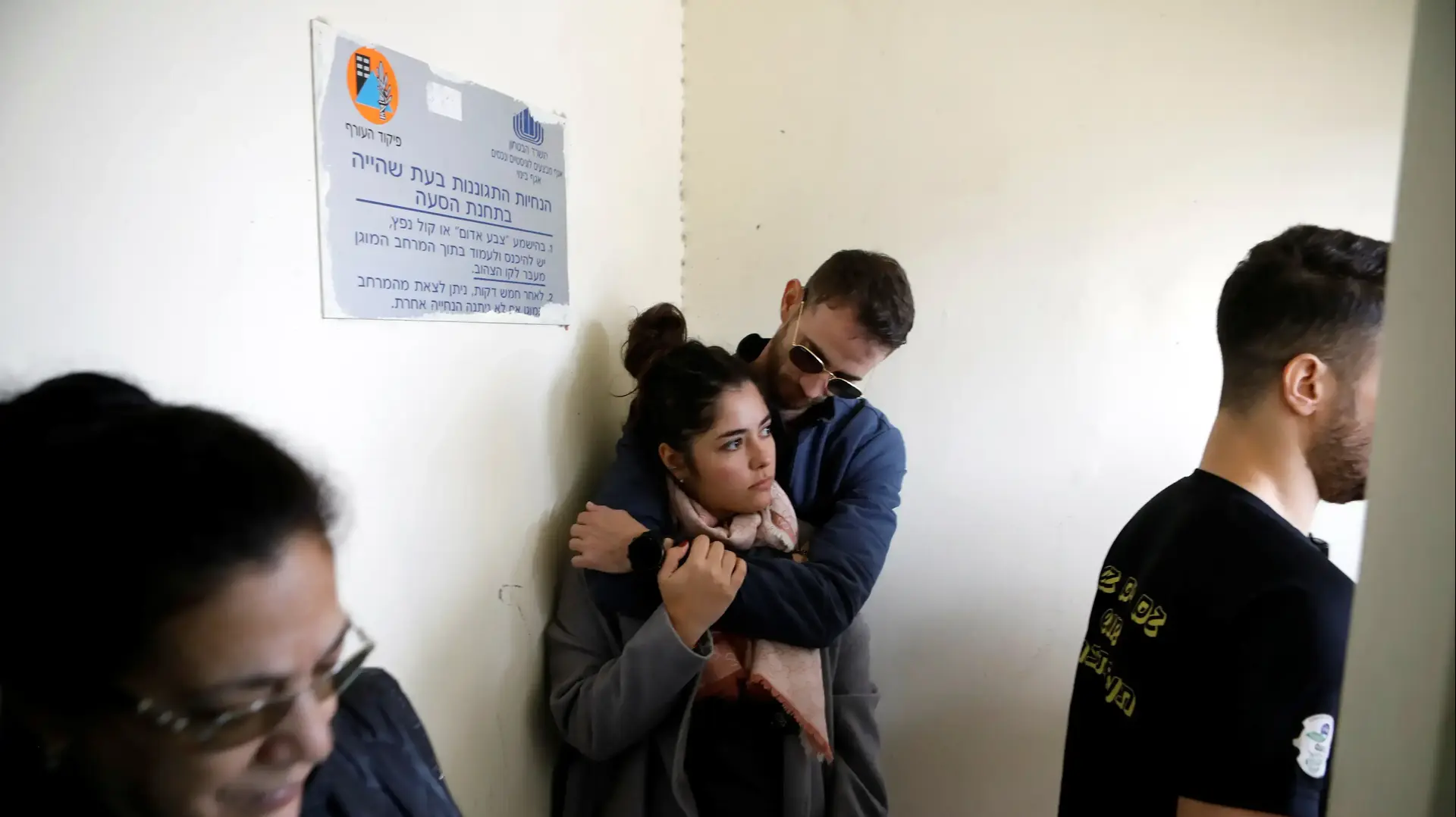 אנשים תופסים מחסה בשדרות במהלך הירי הרקטי מעזה 24 בפברואר 2020 אנשים תופסים מחסה בשדרות במהלך הירי הרקטי מעזה 24 בפברואר 2020