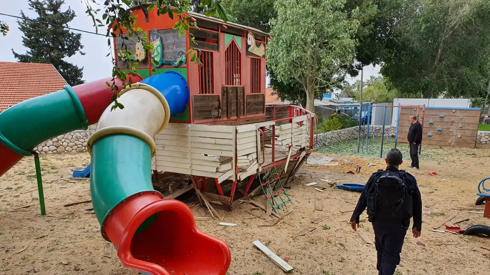 חצר הילדים בשדרות שניזוק במהלך הירי הרקטי מעזה לישראל 24 בפברואר 2020 חצר הילדים בשדרות שניזוק במהלך הירי הרקטי מעזה לישראל 24 בפברואר 2020