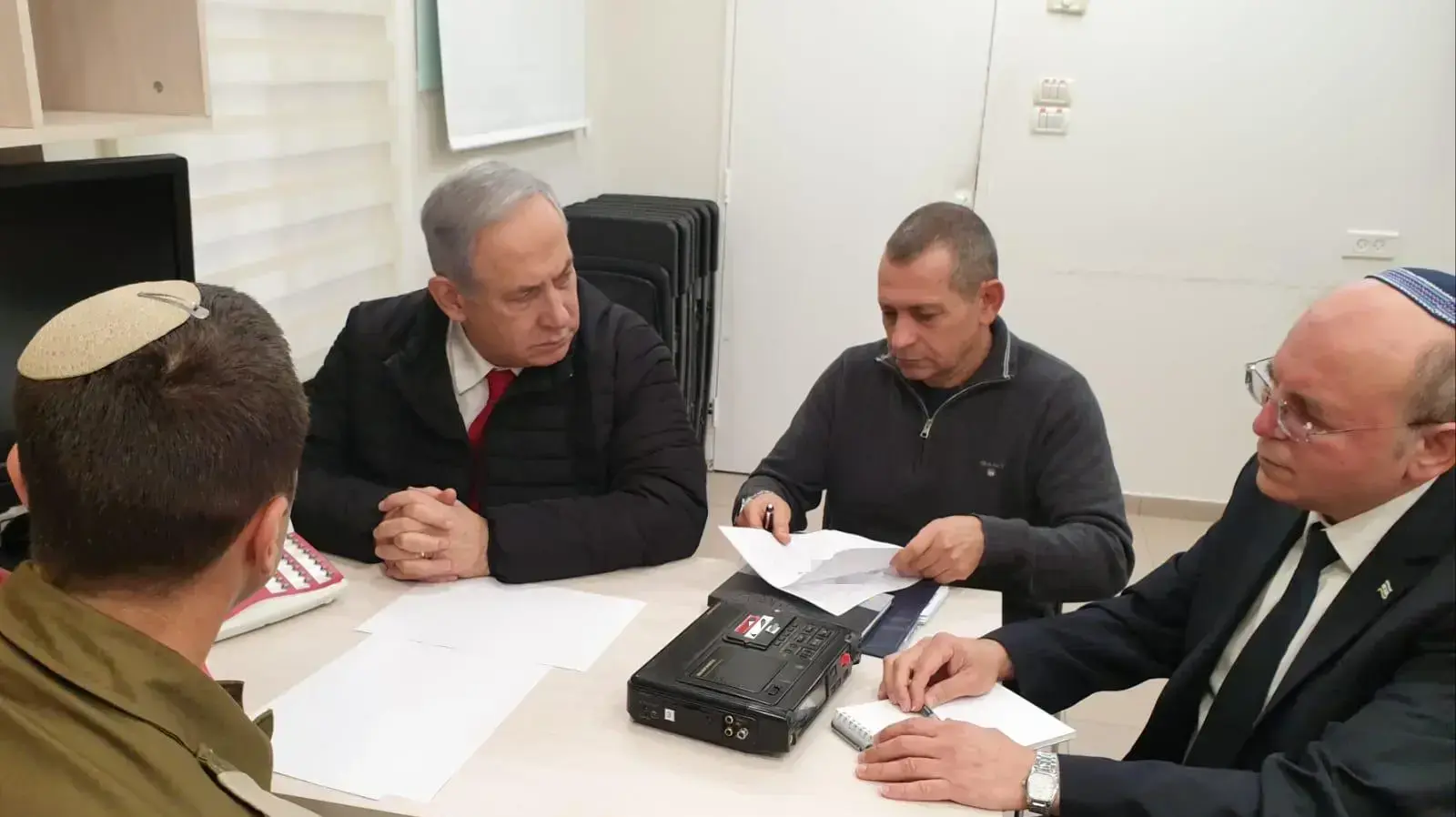 ראש הממשלה בנימין נתניהו בהתייעצות ביטחונית עם ראש השב"כ וראש המל"ל, ובשיחת ועידה עם שר הביטחון והרמטכ"ל, במתקן ביטחוני במרכז הארץ. 24 בפברואר 2020 ראש הממשלה בנימין נתניהו בהתייעצות ביטחונית עם ראש השב"כ וראש המל"ל, ובשיחת ועידה עם שר הביטחון והרמטכ"ל, במתקן ביטחוני במרכז הארץ. 24 בפברואר 2020