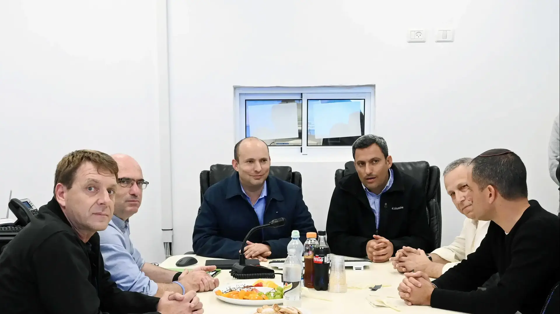שר הביטחון, נפתלי בנט, ביקר בעוטף עזה
ופגש במרכז ההפעלה בשדרות את ראשי המועצות אשכול (גדי ירקוני), שער הנגב (אופיר ליבשטיין), שדות נגב (תמיר עידן), חוף אשקלון (איתמר רביבו) ואת ראש עיריית שדרות (אלון דוידי). שר הביטחון, נפתלי בנט, ביקר בעוטף עזה
ופגש במרכז ההפעלה בשדרות את ראשי המועצות אשכול (גדי ירקוני), שער הנגב (אופיר ליבשטיין), שדות נגב (תמיר עידן), חוף אשקלון (איתמר רביבו) ואת ראש עיריית שדרות (אלון דוידי).