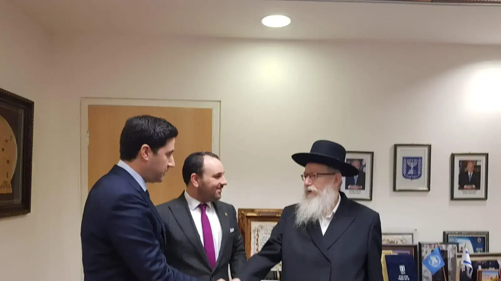 מייקל פרייליך חבר הפרלמנט היהודי הראשון בבלגיה יחד עם השר ליצמן מקדמים הליך הכשרה רפואית בארץ למוהלים מייקל פרייליך חבר הפרלמנט היהודי הראשון בבלגיה יחד עם השר ליצמן מקדמים הליך הכשרה רפואית בארץ למוהלים