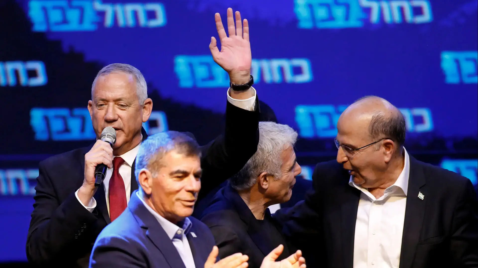 יו"ר כחול לבן בני גנץ עם יאיר לפיד, משה יעלון וגבי אשכנזי באירוע המפלגה בתל אביב ב-18 בספטמבר 2019 יו"ר כחול לבן בני גנץ עם יאיר לפיד, משה יעלון וגבי אשכנזי באירוע המפלגה בתל אביב ב-18 בספטמבר 2019