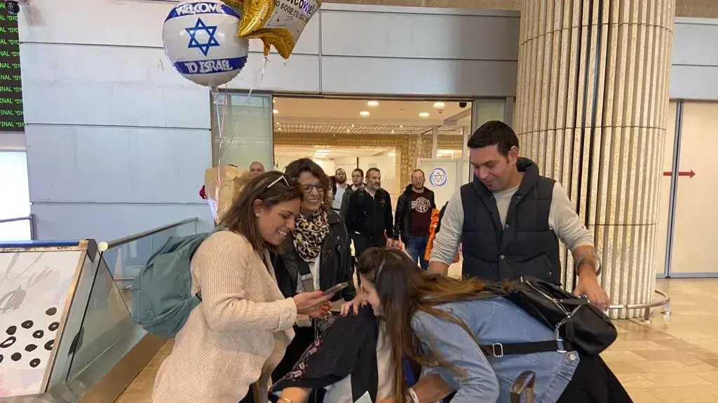 רחל ביטון, הישראלית הראשונה שהבריאה מהקורונה נוחתת בישראל 26 בפברואר 2020 רחל ביטון, הישראלית הראשונה שהבריאה מהקורונה נוחתת בישראל 26 בפברואר 2020