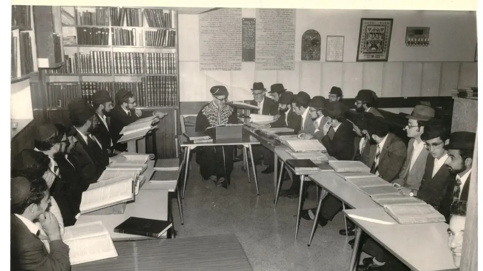 הרב עובדיה יוסף בשיעור עם תלמידי חזון עובדיה בשנת תש"ם, אז לכאורה נחתם המסמך. ברלנד אינו משתתף בשיעור ואינו נמנה על תלמידי בית המדרש. 26 בפברואר 2020. הרב עובדיה יוסף בשיעור עם תלמידי חזון עובדיה בשנת תש"ם, אז לכאורה נחתם המסמך. ברלנד אינו משתתף בשיעור ואינו נמנה על תלמידי בית המדרש. 26 בפברואר 2020.