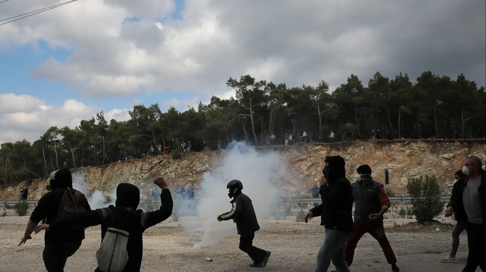 עימותים בין מפגינים לשוטרים על רקע הקמת מרכז מעצר למהגרים, לסבוס, 26 בפברואר 2020