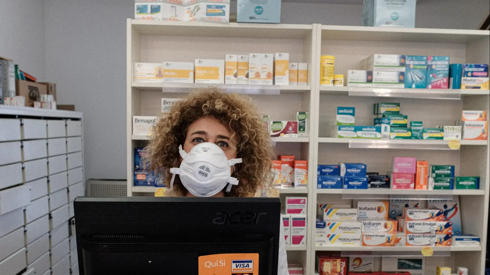 רוקחת בבית מרקחת בעיירה סאן פיוראנו, איטליה, שהושמה בהסגר בשל נגיף הקורונה, 25 בפברואר 2020