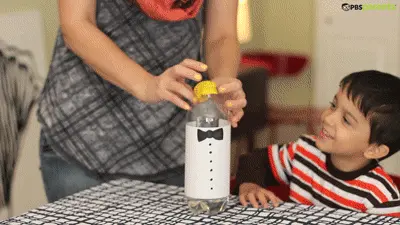 אמא משחקת עם ילד אמא משחקת עם ילד