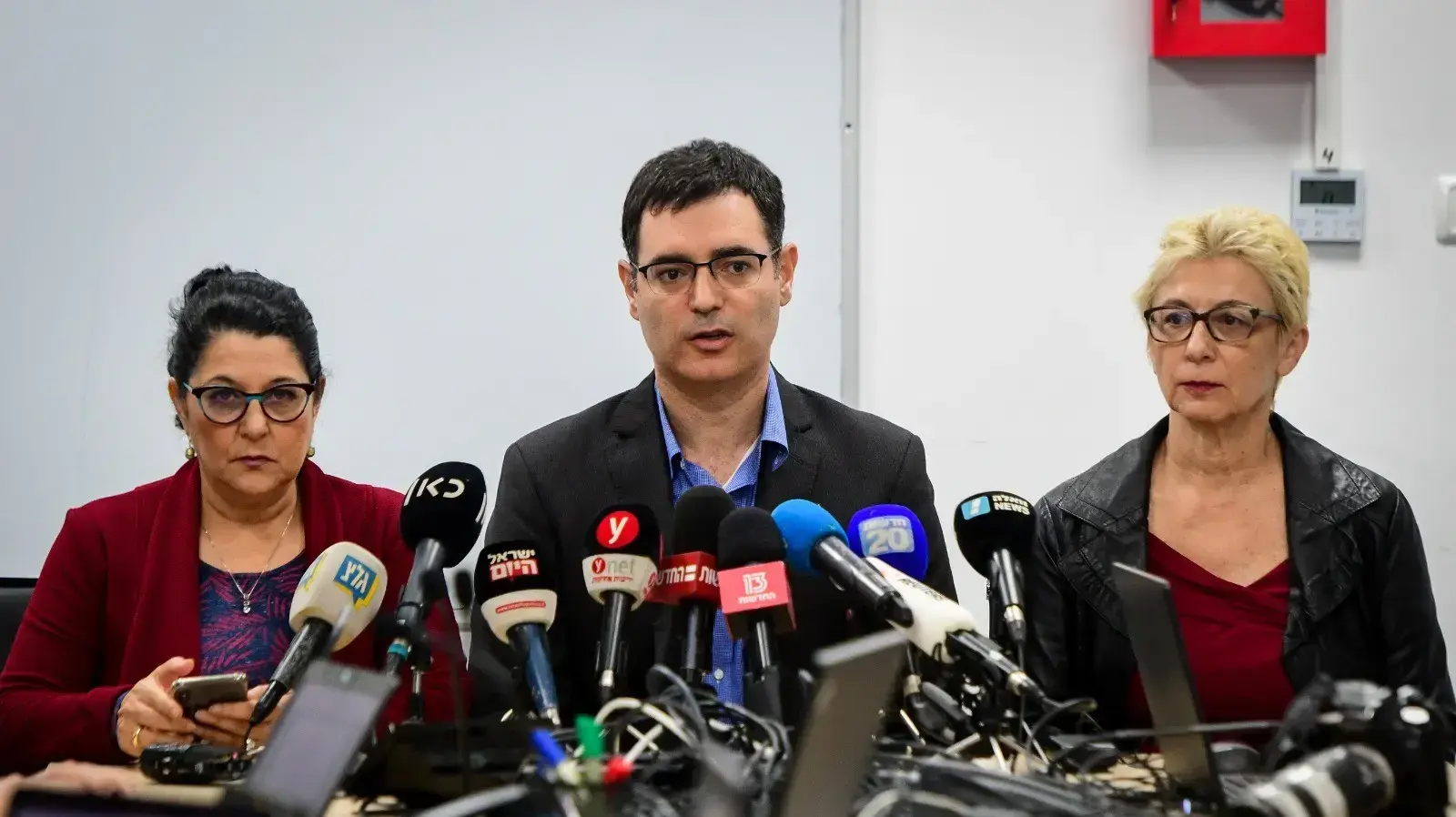 מנכ"ל משרד הבריאות משה בר סימן טוב בתדרוך על חולה קורונה ראשון בישראל, 27 בפברואר 2020 מנכ"ל משרד הבריאות משה בר סימן טוב בתדרוך על חולה קורונה ראשון בישראל, 27 בפברואר 2020