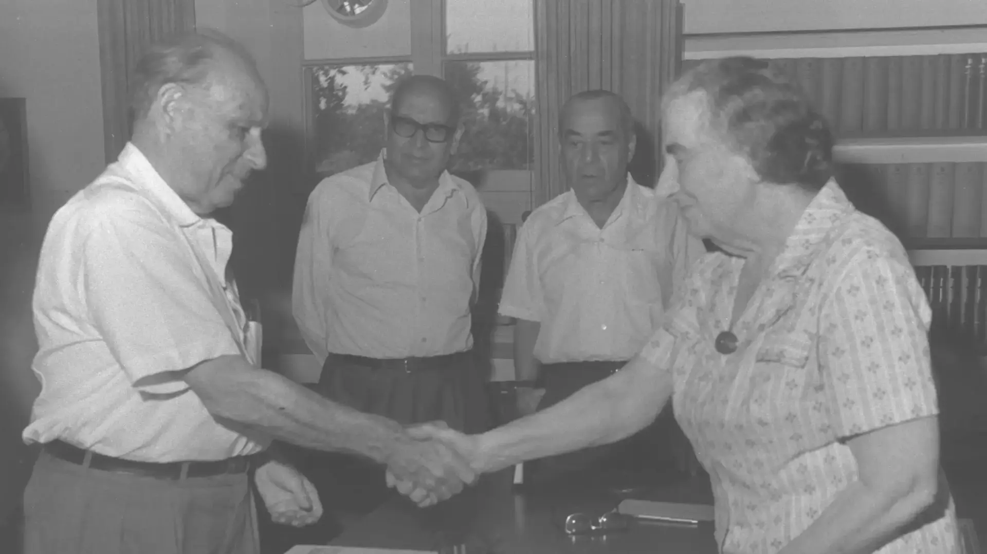 סופר שאול אביגדור (משמאל) מעניק לראש הממשלה גולדה מאיר את שלושת הכרכים של ספרו "סיפור ההגנה", במשרד רה"מ בתל אביב. מאחור, פרופסור יהודה סלוצקי ואליעזר פרי.1 בספטמבר 1972 סופר שאול אביגדור (משמאל) מעניק לראש הממשלה גולדה מאיר את שלושת הכרכים של ספרו "סיפור ההגנה", במשרד רה"מ בתל אביב. מאחור, פרופסור יהודה סלוצקי ואליעזר פרי.1 בספטמבר 1972