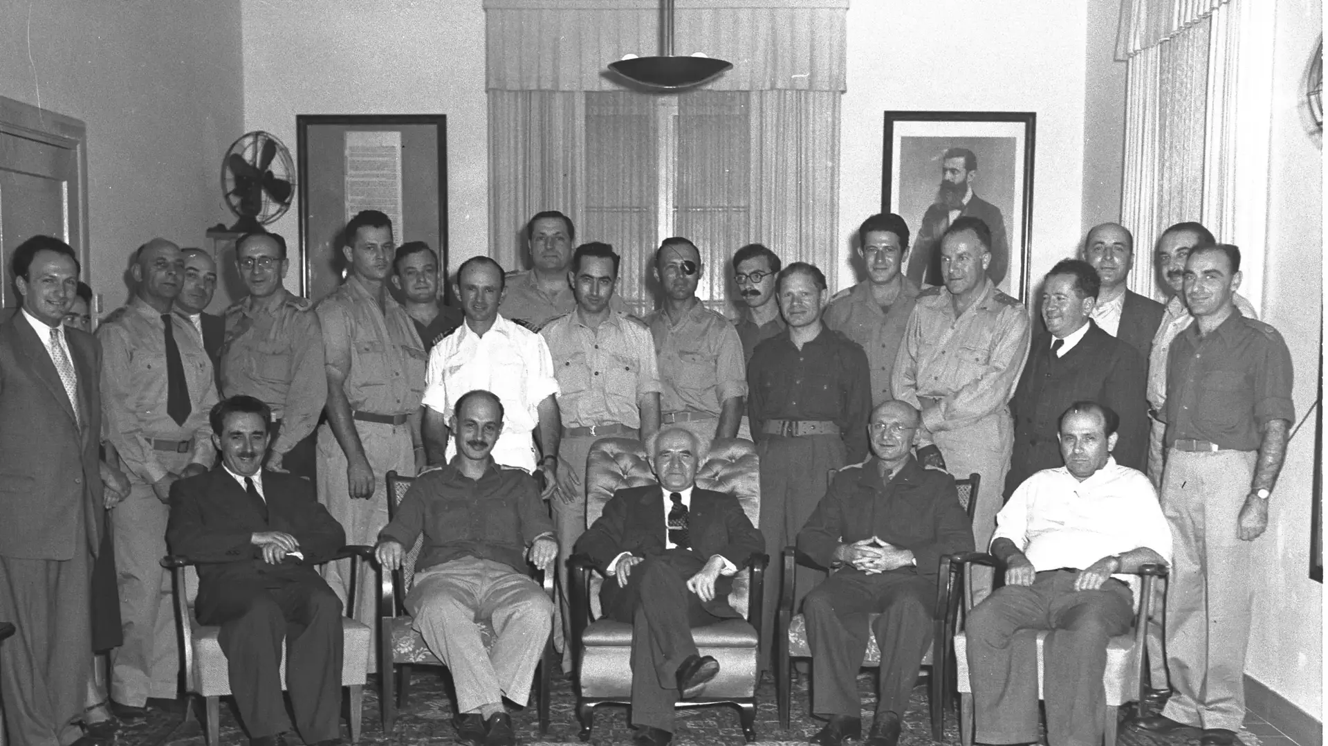 צילום משותף של חברי הממשלה לאחר טקס חילופי הרמטכ"לים, בלשכת ראש הממשלה. יושבים משמאל לימין, משה שרת, הרמטכ"ל יגאל הנכנס יגאל ידין, ראש הממשלה דוד בן גוריון, הרמטכ"ל היוצא יעקב דורי ומר שאול אביגור, 9 בנובמבר 1949 צילום משותף של חברי הממשלה לאחר טקס חילופי הרמטכ"לים, בלשכת ראש הממשלה. יושבים משמאל לימין, משה שרת, הרמטכ"ל יגאל הנכנס יגאל ידין, ראש הממשלה דוד בן גוריון, הרמטכ"ל היוצא יעקב דורי ומר שאול אביגור, 9 בנובמבר 1949