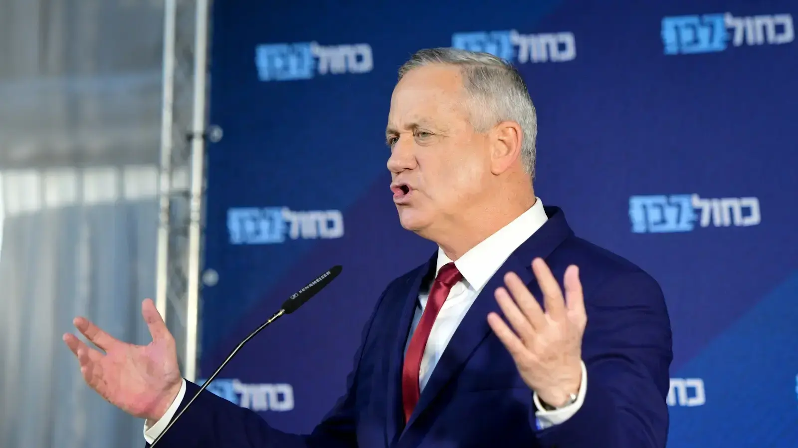 יו"ר כחול לבן, בני גנץ במהלך הצהרה לתקשורת בכפר המכבייה, ר"ג 1 במרץ 2020 יו"ר כחול לבן, בני גנץ במהלך הצהרה לתקשורת בכפר המכבייה, ר"ג 1 במרץ 2020