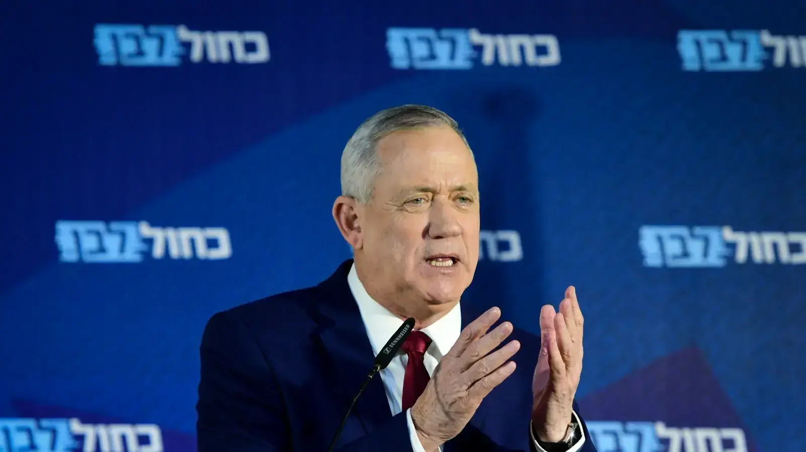 יו"ר כחול לבן, בני גנץ במהלך הצהרה לתקשורת בכפר המכבייה, ר"ג 1 במרץ 2020 יו"ר כחול לבן, בני גנץ במהלך הצהרה לתקשורת בכפר המכבייה, ר"ג 1 במרץ 2020