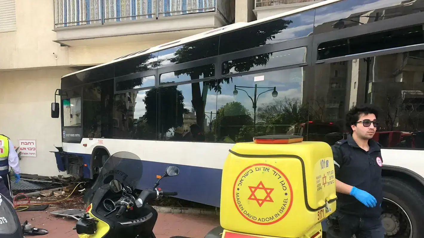 תאונת דרכים- אוטובוס התנגש בבניין מגורים ברמת גן, 2 במרץ 2020