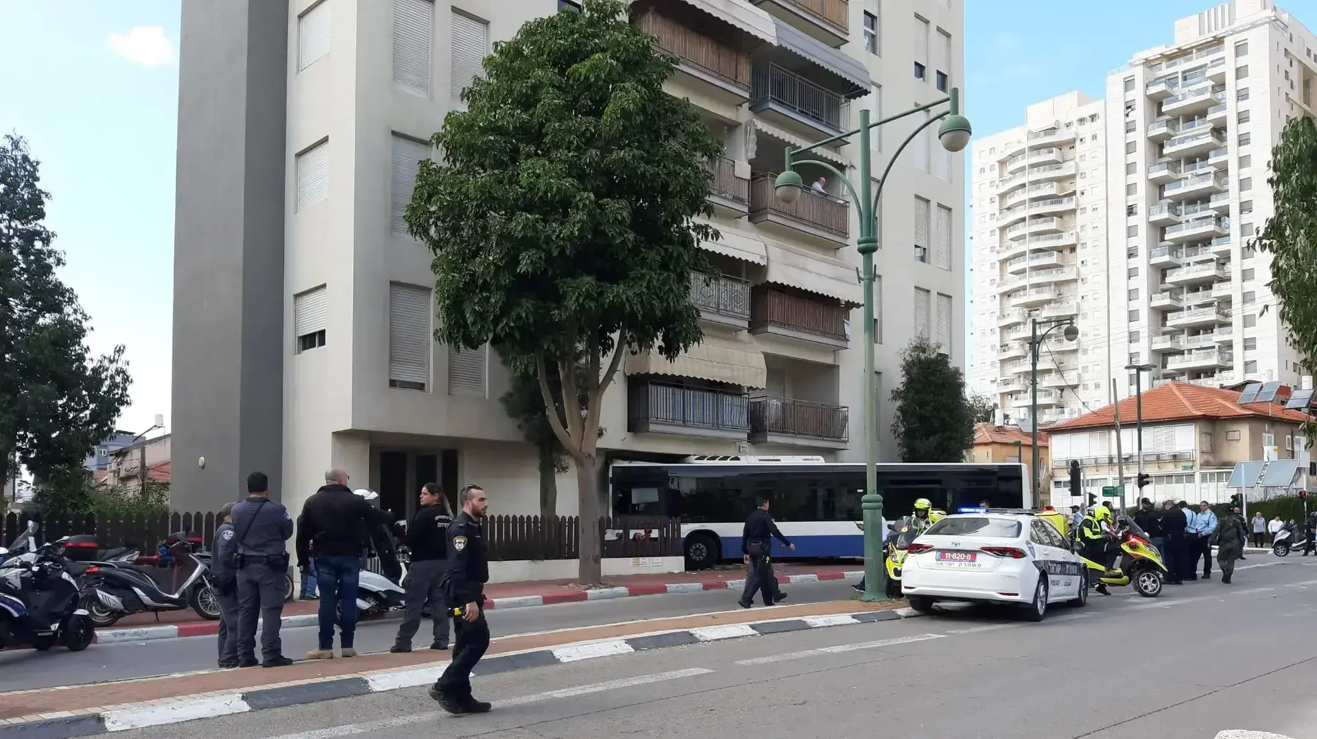 תאונת דרכים- אוטובוס התנגש בבניין מגורים ברמת גן, 2 במרץ 2020