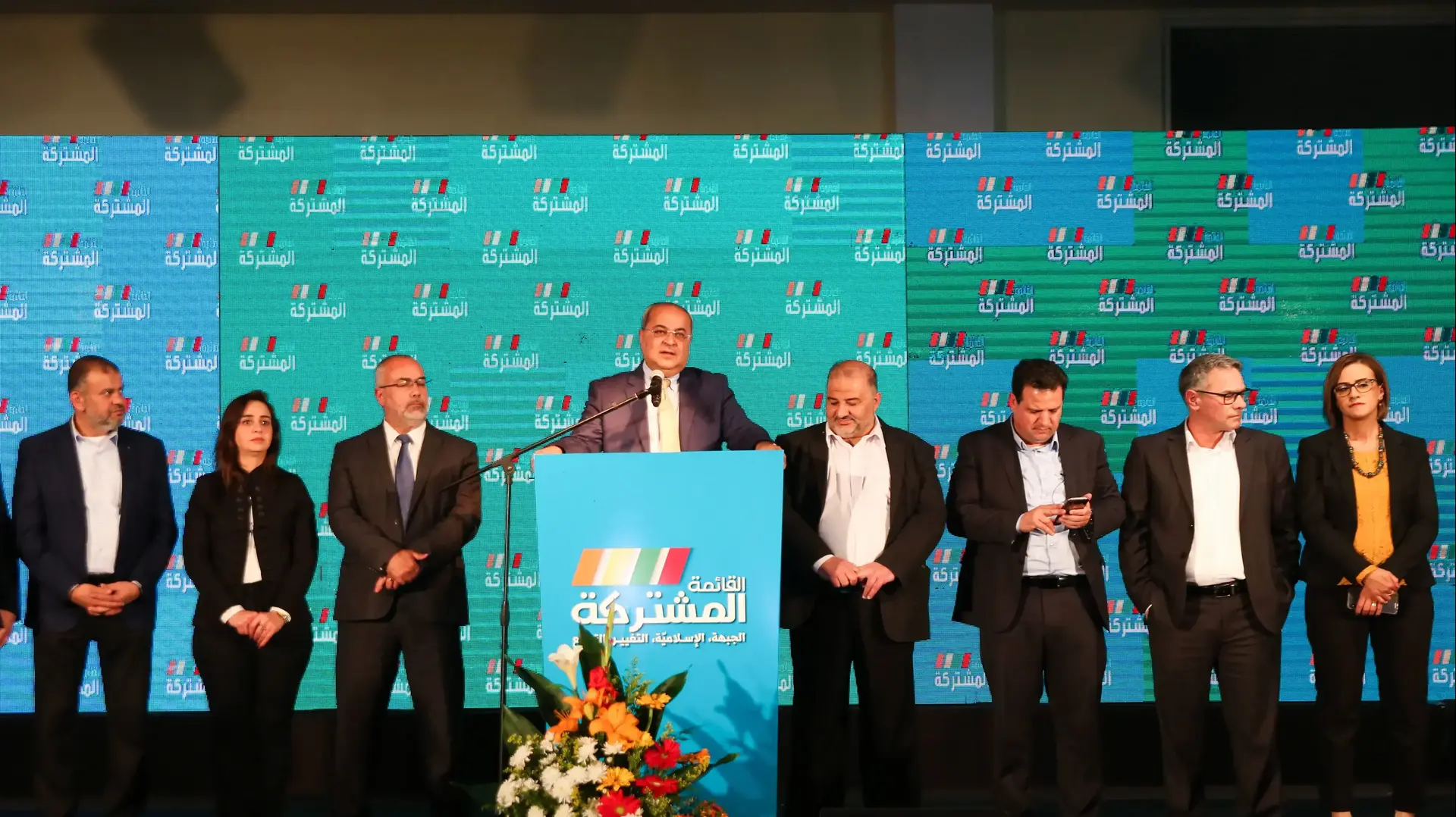 אחמד טיבי, במהלך נאומו לאחר תוצאות המדגם במטה המלפגה בשפרעם 2 במרץ 2020 אחמד טיבי, במהלך נאומו לאחר תוצאות המדגם במטה המלפגה בשפרעם 2 במרץ 2020