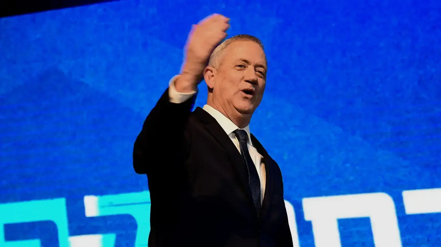 יו"ר כחול לבן, בני גנץ במהלך נאומו במטה המפלגה בתל אביב לאחר תוצאות המדגם 3 במרץ 2020 יו"ר כחול לבן, בני גנץ במהלך נאומו במטה המפלגה בתל אביב לאחר תוצאות המדגם 3 במרץ 2020