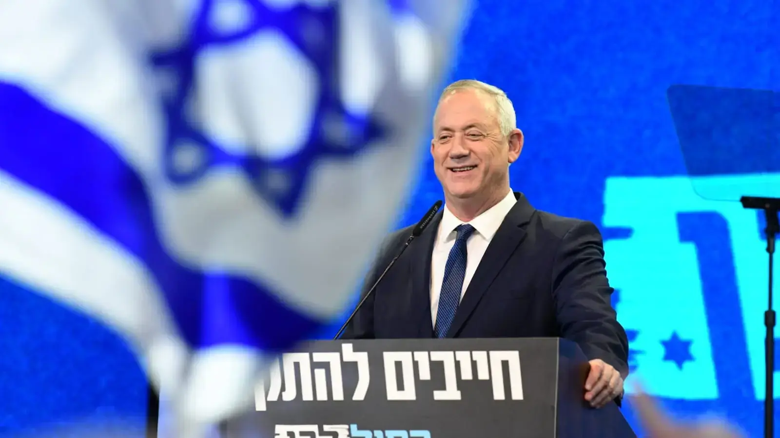 יו"ר כחול לבן, בני גנץ במהלך נאומו במטה המפלגה בתל אביב לאחר תוצאות המדגם 3 במרץ 2020 יו"ר כחול לבן, בני גנץ במהלך נאומו במטה המפלגה בתל אביב לאחר תוצאות המדגם 3 במרץ 2020