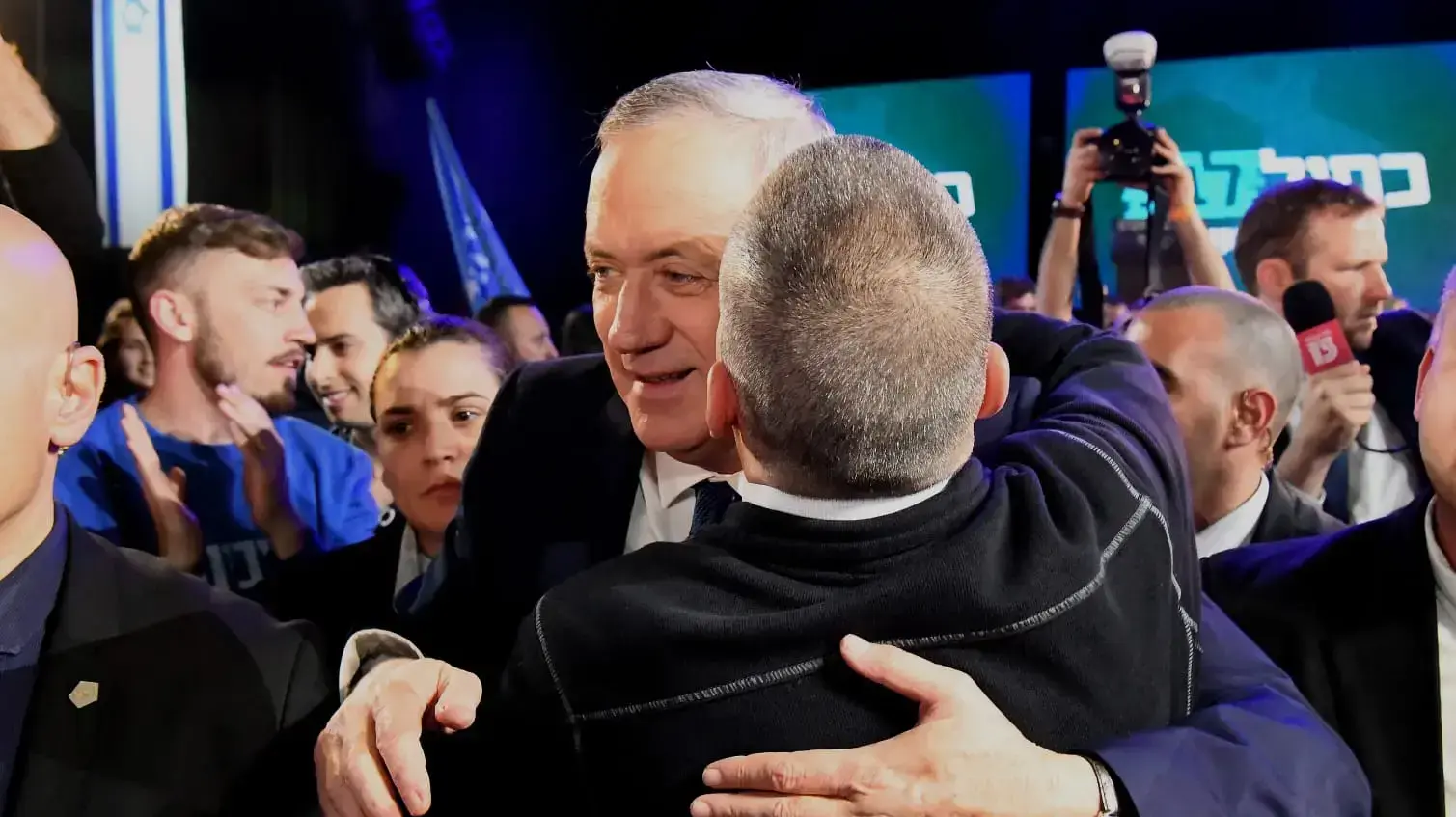 יו"ר כחול לבן בני גנץ מתחבק עם גבי אשכנזי, במטה המפלגה, 3 במרץ 2020 יו"ר כחול לבן בני גנץ מתחבק עם גבי אשכנזי, במטה המפלגה, 3 במרץ 2020
