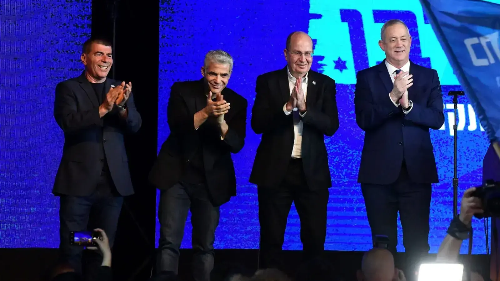 ראשי כחול לבן בני גנץ, משה יעלון, יאיר לפיד וגבי אשכנזי, במטה המפלגה, 3 במרץ 2020 ראשי כחול לבן בני גנץ, משה יעלון, יאיר לפיד וגבי אשכנזי, במטה המפלגה, 3 במרץ 2020