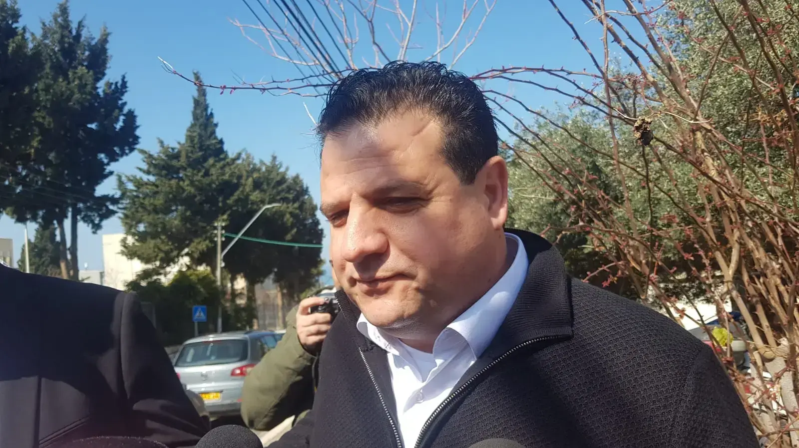 איימן עודה מחוץ לביתו בבוקר שאחרי הבחירות, 3 במרץ 2020 איימן עודה מחוץ לביתו בבוקר שאחרי הבחירות, 3 במרץ 2020