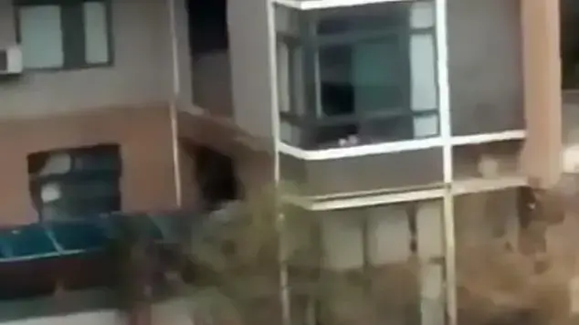 ילדה קופצת בסין ילדה קופצת בסין