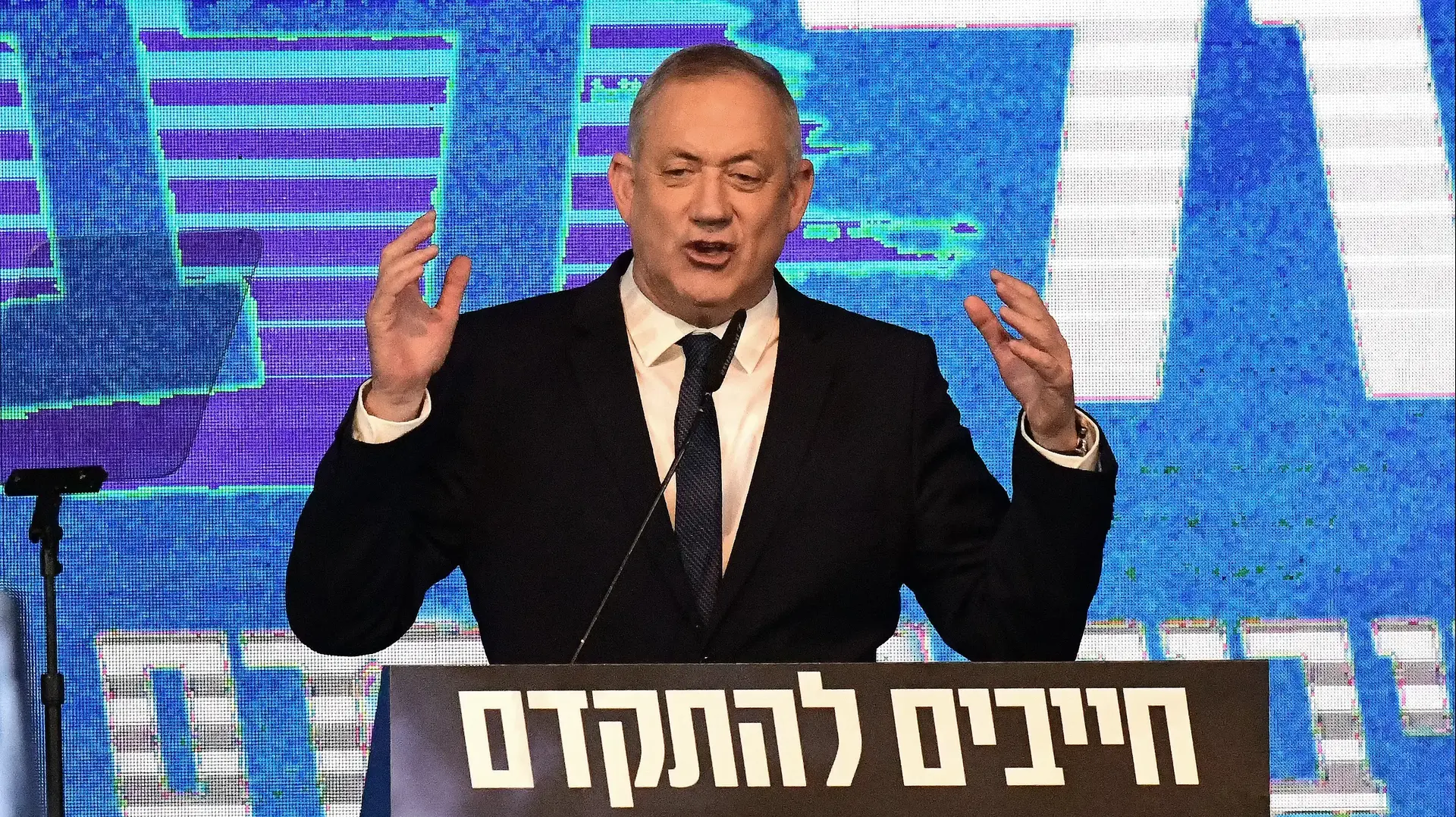 יו"ר כחול לבן, בני גנץ במהלך נאומו במטה המפלגה בתל אביב לאחר תוצאות המדגם 3 במרץ 2020 יו"ר כחול לבן, בני גנץ במהלך נאומו במטה המפלגה בתל אביב לאחר תוצאות המדגם 3 במרץ 2020