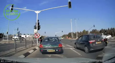 תיעוד מרוכב אופנוע שמתעסק בפלאפון וחוצה באור אדום ונגע מרכב בצומת בילו. 05 במרץ 2020. תיעוד מרוכב אופנוע שמתעסק בפלאפון וחוצה באור אדום ונגע מרכב בצומת בילו. 05 במרץ 2020.