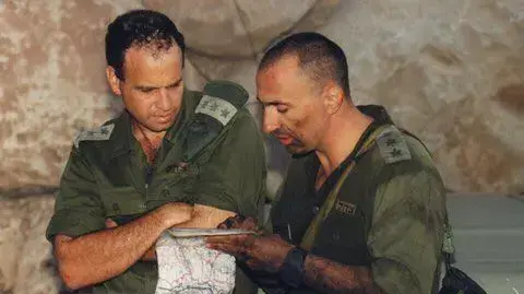 קובי מרום לצידו של חברו ארז, שעליו כתב את ההספד, לאחר השריפה בסלוקי קובי מרום לצידו של חברו ארז, שעליו כתב את ההספד, לאחר השריפה בסלוקי
