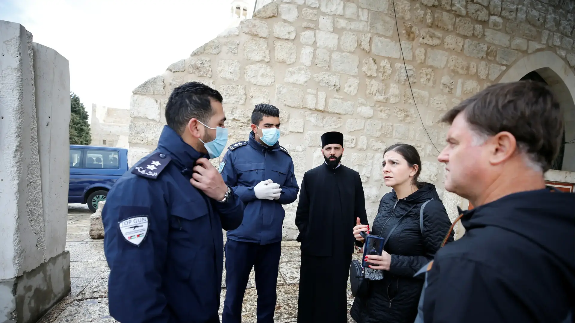 שוטרים עם מסיכות מיגון מחשש לנגיף הקורונה, מדברים עם אזרחים בבית ג'אלה שבגדה המערבית. 05 במרץ 2020. שוטרים עם מסיכות מיגון מחשש לנגיף הקורונה, מדברים עם אזרחים בבית ג'אלה שבגדה המערבית. 05 במרץ 2020.