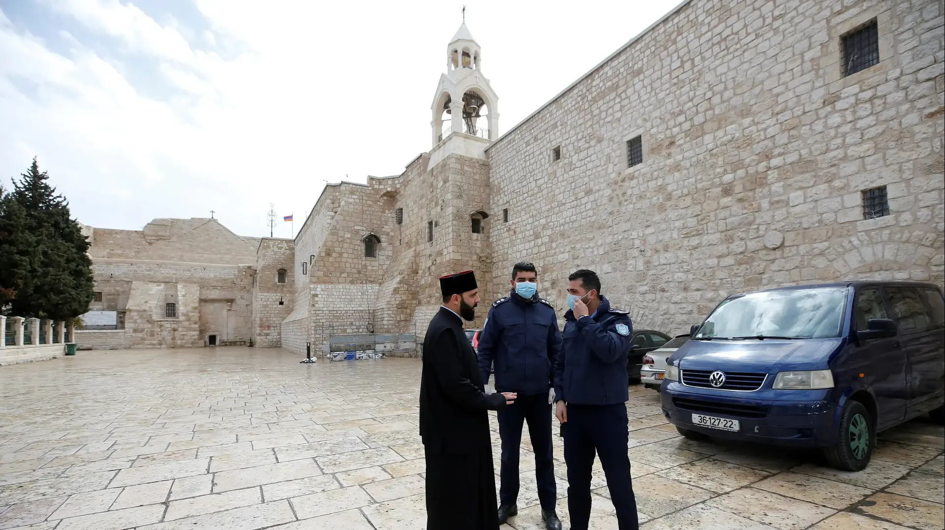 קציני משטרה פלסטינים מחוץ לכנסיית המולד בבית לחם שנסגרה כאמצעי מניעה נגד נגיף הקורונה, 6 מרץ 2020 קציני משטרה פלסטינים מחוץ לכנסיית המולד בבית לחם שנסגרה כאמצעי מניעה נגד נגיף הקורונה, 6 מרץ 2020