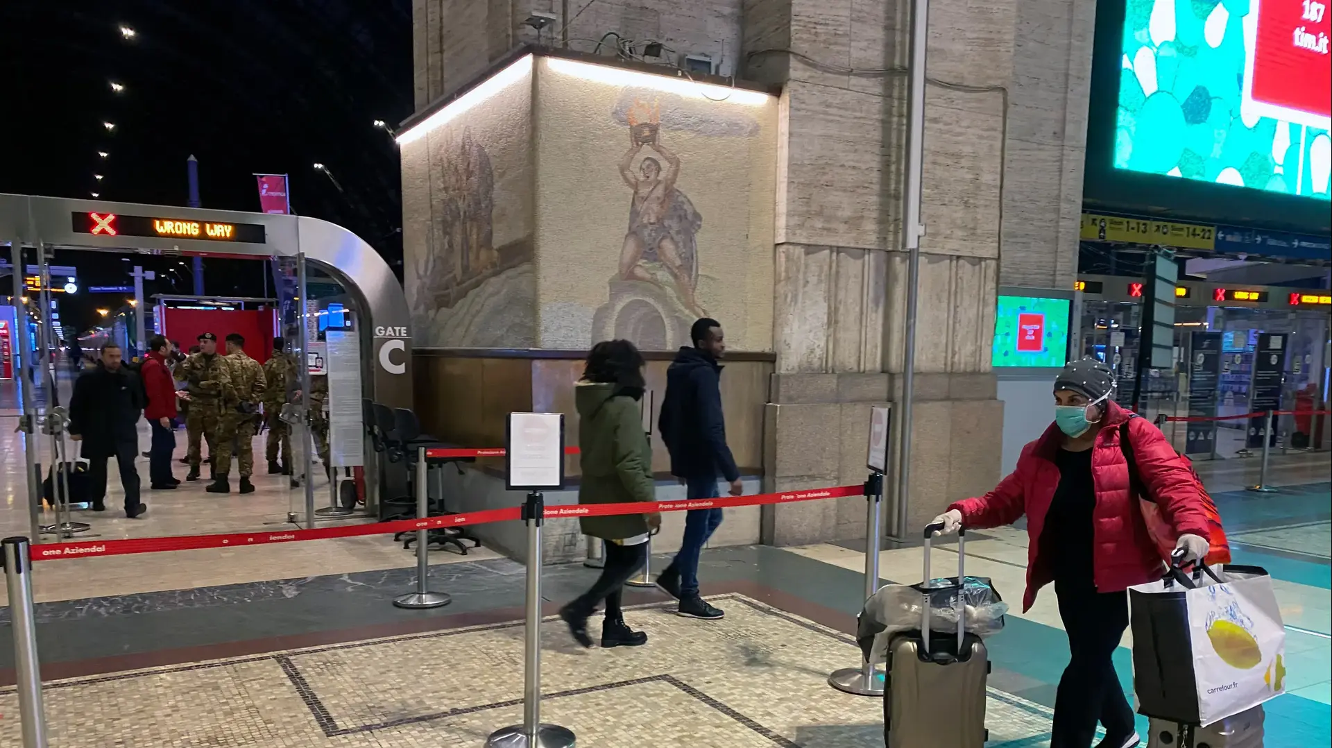 אישה עם מסיכה נגד קורונה בתחנת הרכבת במילאנו, איטליה - ה-8 למרץ 2020 אישה עם מסיכה נגד קורונה בתחנת הרכבת במילאנו, איטליה - ה-8 למרץ 2020
