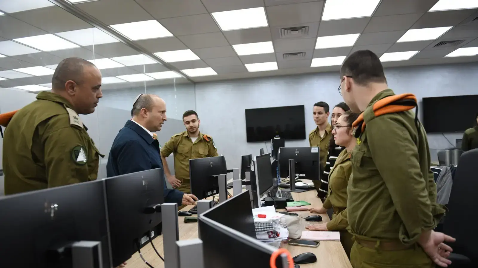 שר הביטחון, נפתלי בנט, במהלך ביקורו בתרגיל פיקוד העורף שעסק בתרחיש של עומס על מערכת הבריאות בעקבות נגיף הקורונה 8 במרץ 2020
שר הביטחון, נפתלי בנט, במהלך ביקורו בתרגיל פיקוד העורף שעסק בתרחיש של עומס על מערכת הבריאות בעקבות נגיף הקורונה 8 במרץ 2020