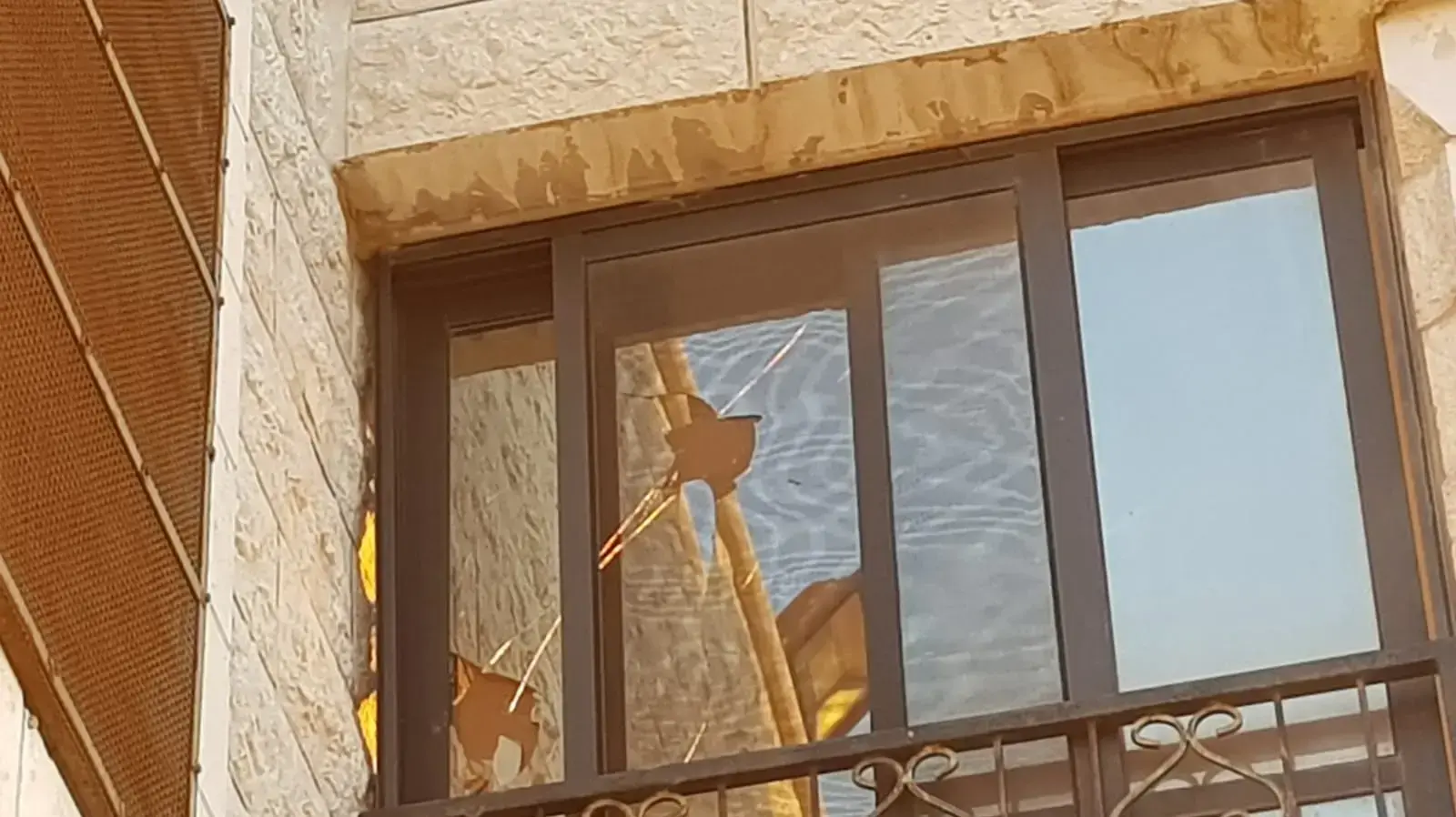 נזקי חלון זכוכית בבורין בעקבות יידוי אבנים על-ידי מתנחלים
נזקי חלון זכוכית בבורין בעקבות יידוי אבנים על-ידי מתנחלים