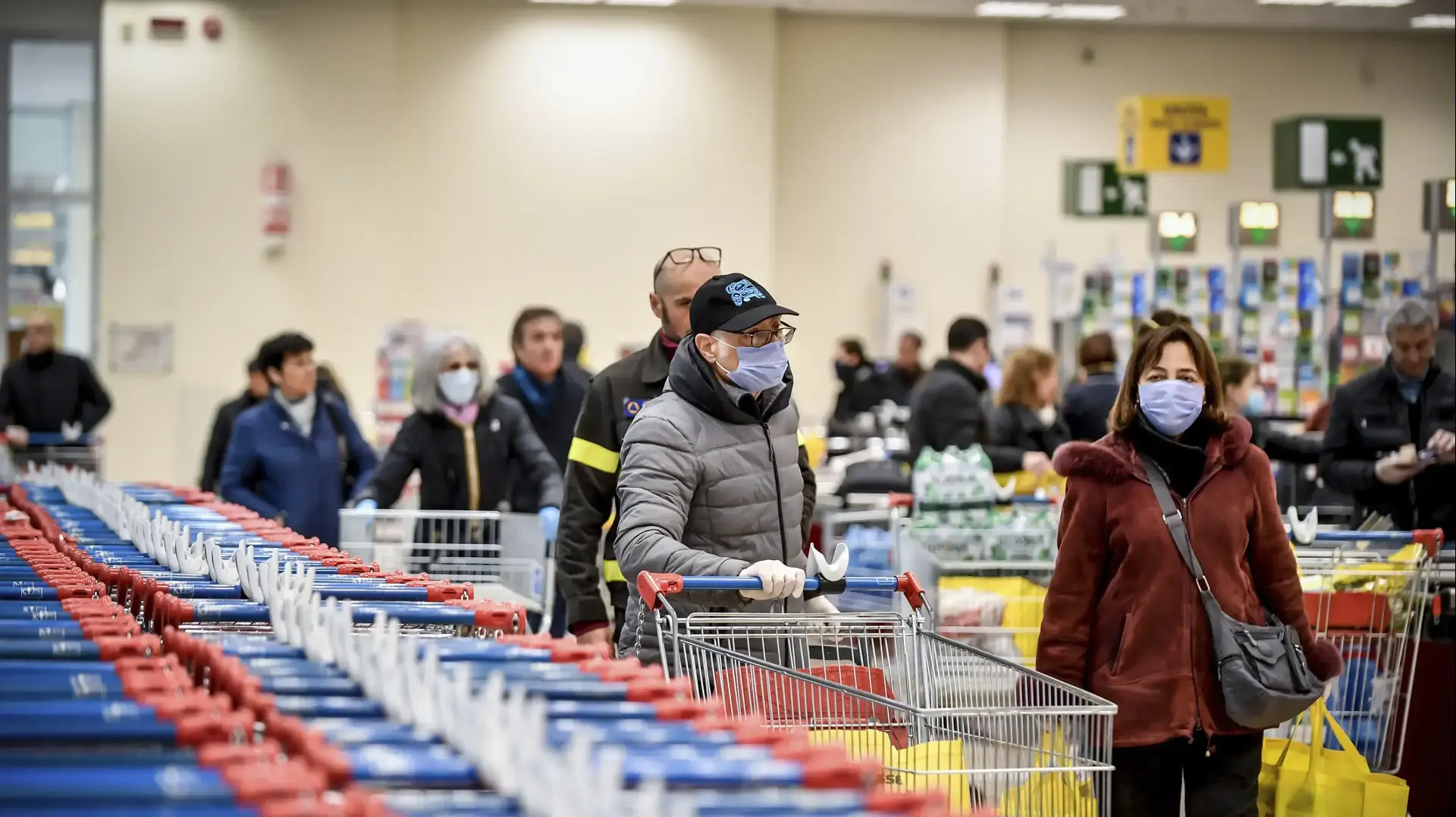 תושבים מצטיידים במזון במילאנו. 9 במרץ 2020. תושבים מצטיידים במזון במילאנו. 9 במרץ 2020.