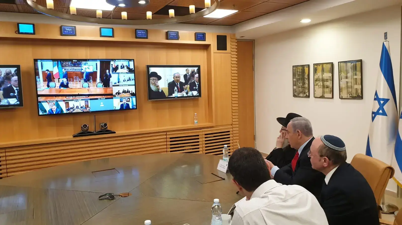 ראש הממשלה בשיחת ועידה בווידאו עם מנהיגים מאירופה בנושא התמודדות עם הנגיף, משרד החוץ, ירושלים , מרץ 2020
ראש הממשלה בשיחת ועידה בווידאו עם מנהיגים מאירופה בנושא התמודדות עם הנגיף, משרד החוץ, ירושלים , מרץ 2020
