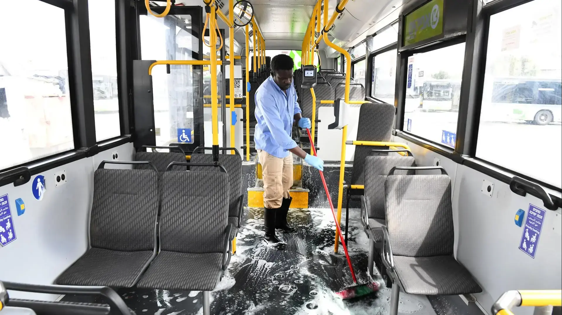 טיהור אוטובוסים של חברת אפיקים בפתח תקווה נגד נגיף הקורונה , מרץ 2020 טיהור אוטובוסים של חברת אפיקים בפתח תקווה נגד נגיף הקורונה , מרץ 2020