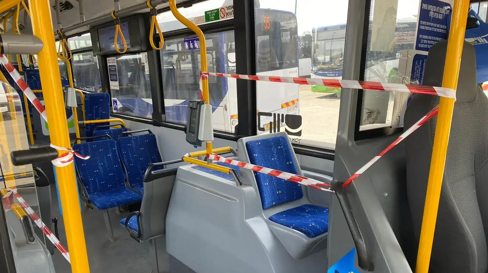 השורות הראשונות באוטובוסים של חברת "דן" נחסמו לישיבה לאור ההנחיות החדשות של משרד התחבורה במלחמה בנגיף הקורונה. 9 במרץ 2020
