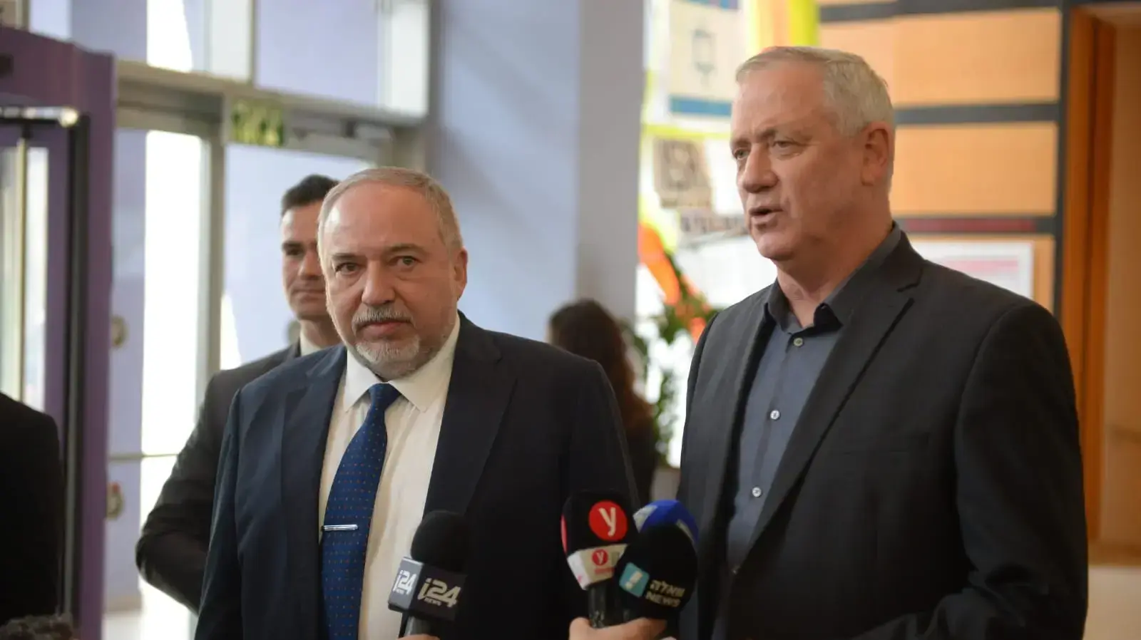 יו"ר כחול לבן בני גנץ ויו"ר ישראל ביתנו אביגדור ליברמן בתום פגישתם בכפר המכביה, 9 במרץ 2020