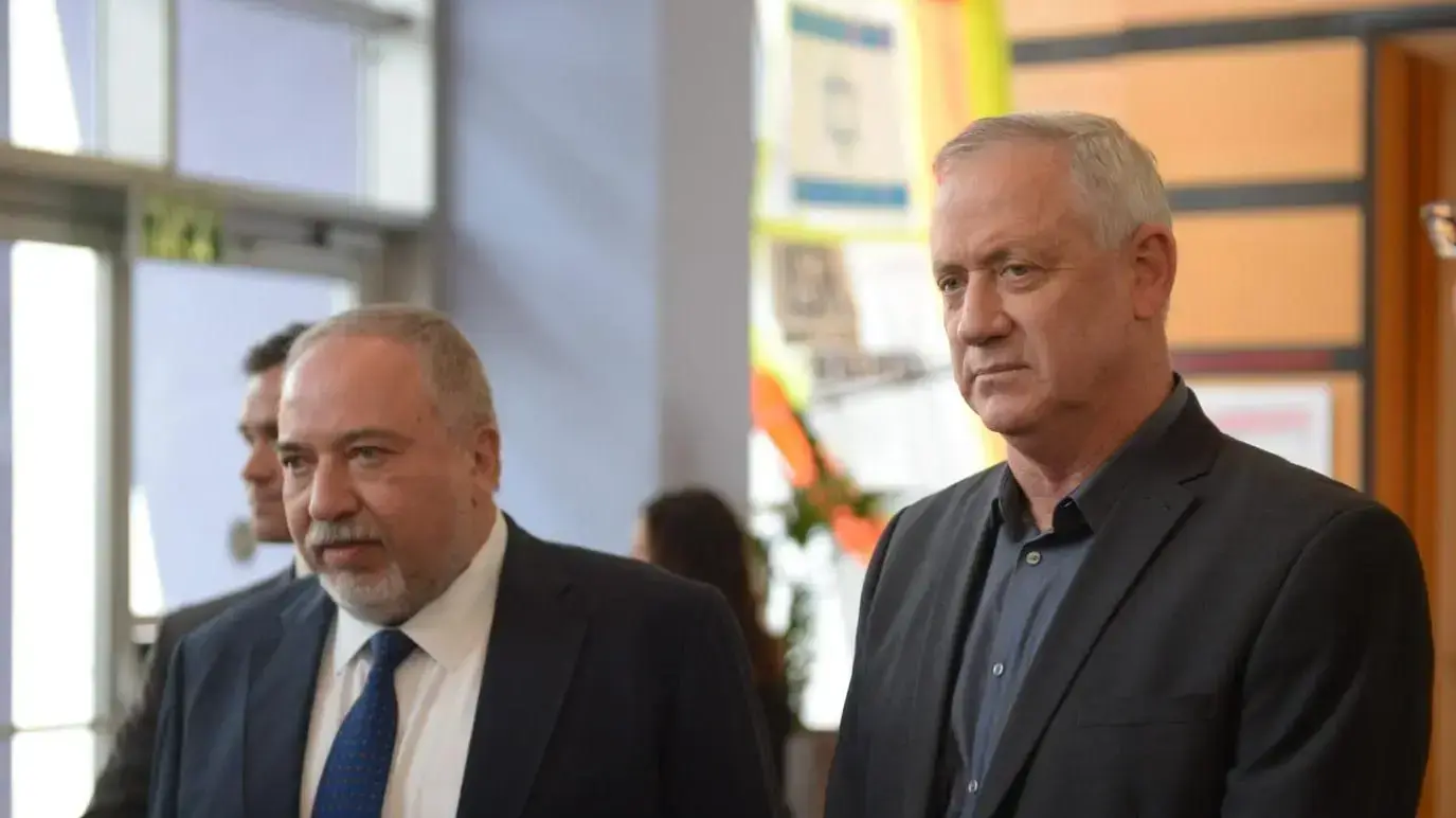 יו"ר כחול לבן בני גנץ ויו"ר ישראל ביתנו אביגדור ליברמן בתום פגישתם בכפר המכביה, 9 במרץ 2020 יו"ר כחול לבן בני גנץ ויו"ר ישראל ביתנו אביגדור ליברמן בתום פגישתם בכפר המכביה, 9 במרץ 2020