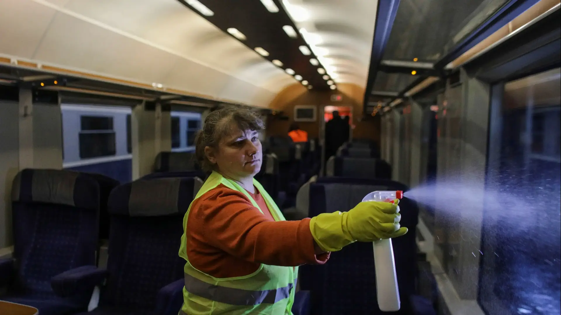 טיהור קרון רכבת בבוקרשט רומניה מחשש לקורונה, 9 במרץ 2020 טיהור קרון רכבת בבוקרשט רומניה מחשש לקורונה, 9 במרץ 2020