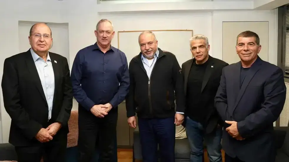 פגישת נציגי כחול לבן, בני גנץ, גבי אשכנזי, יאיר לפיד ובוגי יעלון עם יו"ר ישראל ביתנו, אביגדור ליברמן 10 במרץ 2020 פגישת נציגי כחול לבן, בני גנץ, גבי אשכנזי, יאיר לפיד ובוגי יעלון עם יו"ר ישראל ביתנו, אביגדור ליברמן 10 במרץ 2020