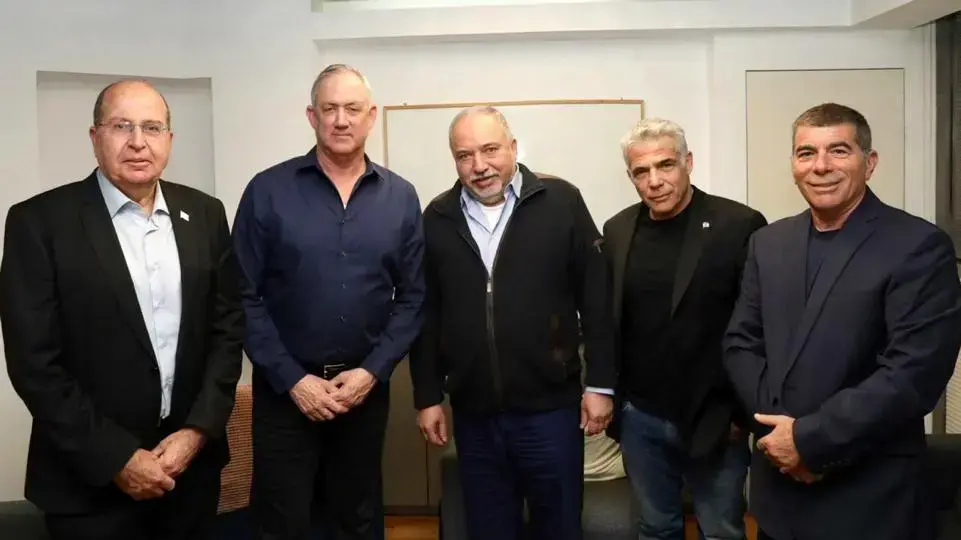פגישת נציגי כחול לבן, בני גנץ, גבי אשכנזי, יאיר לפיד ובוגי יעלון עם יו"ר ישראל ביתנו, אביגדור ליברמן 10 במרץ 2020 פגישת נציגי כחול לבן, בני גנץ, גבי אשכנזי, יאיר לפיד ובוגי יעלון עם יו"ר ישראל ביתנו, אביגדור ליברמן 10 במרץ 2020