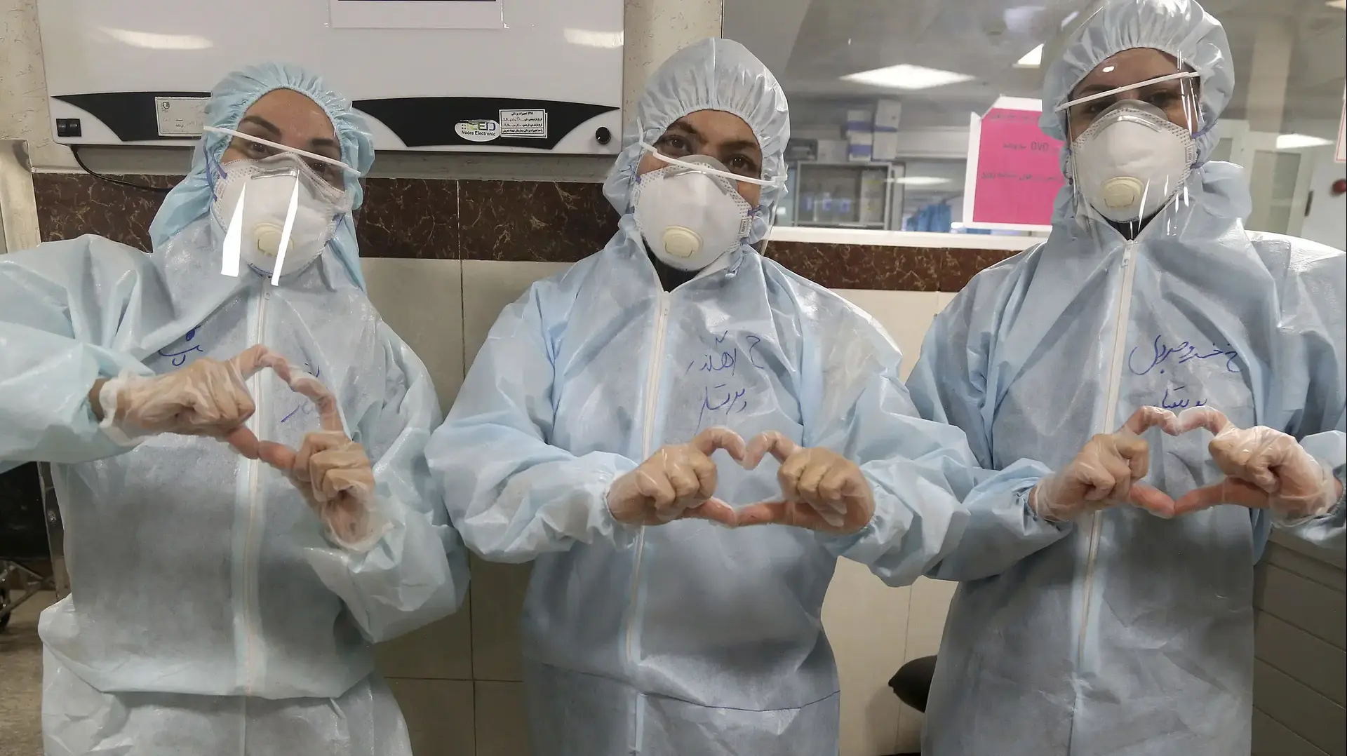 אחיות מסמנות באצבעותיהם לב במחקלת חולי הקורונה בבית חולים טהראן, איראן, 8 במרץ, 2020 אחיות מסמנות באצבעותיהם לב במחקלת חולי הקורונה בבית חולים טהראן, איראן, 8 במרץ, 2020